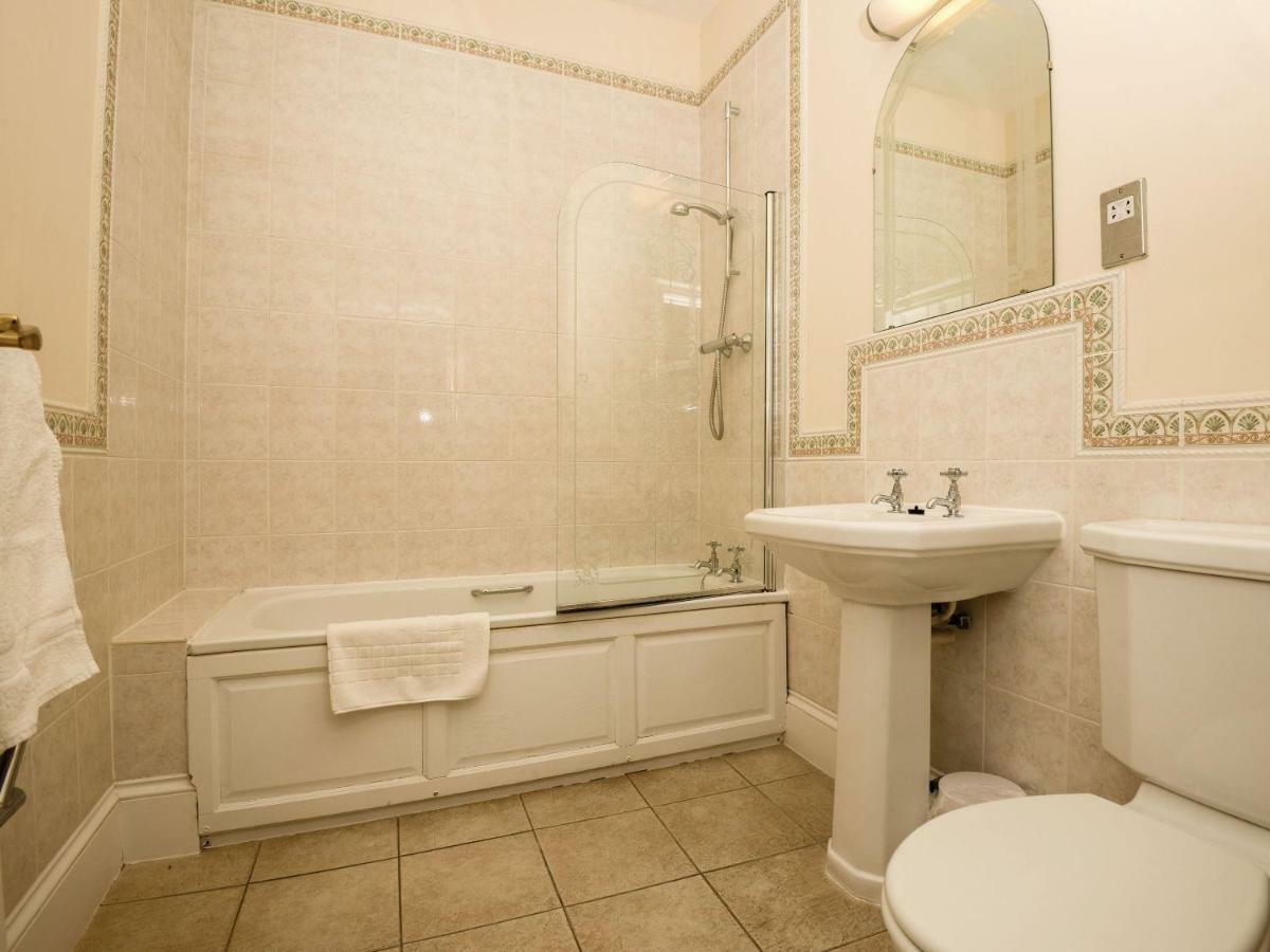 Lynford Hall Hotel Mundford Room photo